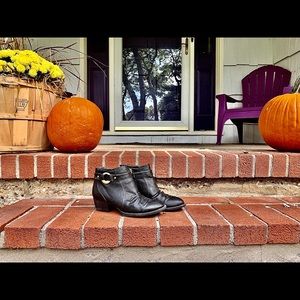 SIZE 8 DR. SCHOLL BOOTIES